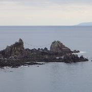 真鶴岬の突端で、３つの岩が突き出していた。うち２つにしめ縄がのびていた