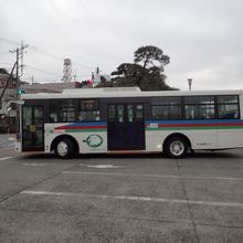 真鶴駅にとまっているバス