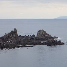 真鶴岬の突端で、3つの岩が突き出していた。うち2つにしめ縄が