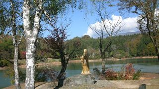池の畔に女神像が立っています