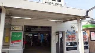 駅前に案内所。親切なスタッフとたくさんの資料、地図などのある駅だった
