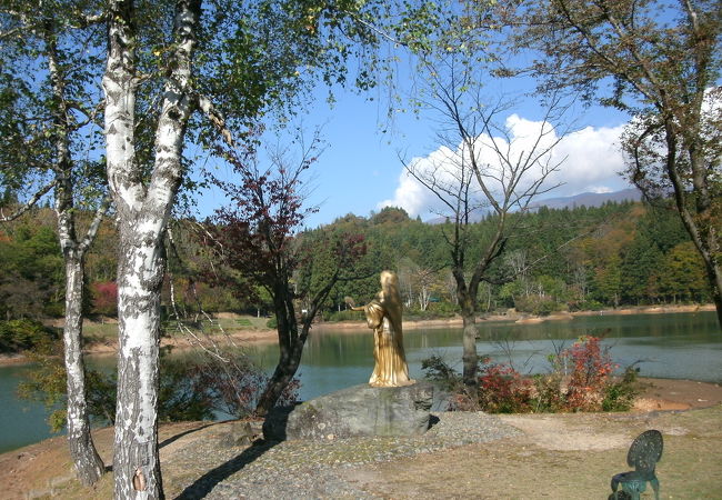 池の畔に女神像が立っています