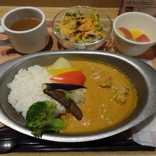 この日のランチは、チキンバターカレー