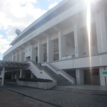 代表的施設の一つ、ラグビー場の外観