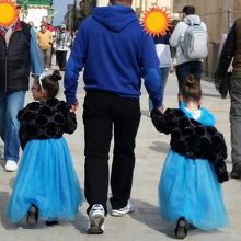 祭りに向かう親子