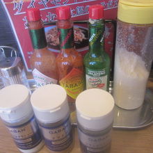 客席前に据えられているスパイス類の様子