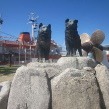 タロ・ジロ像越しに眺める「ふじ」とプロペラの様子