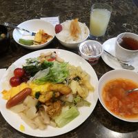 盛り付け下手ですがビュッフェスタイルの朝食です。