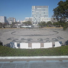 南側の高台から眺めた広場の様子