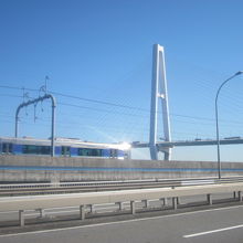 あおなみ線車両と、中央大橋とのコラボ風景の一例