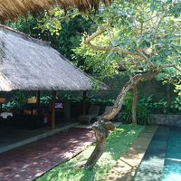 ビラのプールとリビングルーム