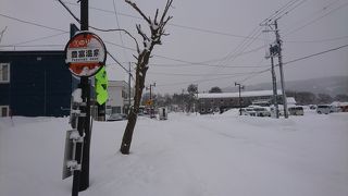 油のにおいがする温泉郷