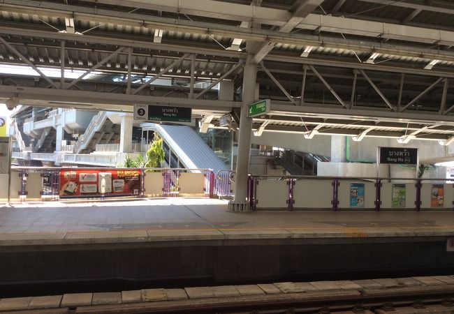 ワットパクナームから赤のソンテオに乗って下されたのがここの駅