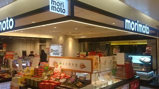 地元人気菓子店の空港売店