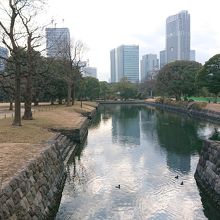 浜離宮恩賜庭園の大手門側にある内堀です。