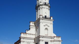 広場の中央に建つ、教会のような白亜の館