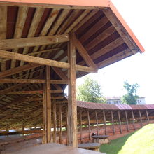 塔の周りを木製の建物が囲んでいます。