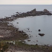 真鶴岬の突端の光景の一部。遊歩道から見える