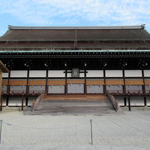 大きな建物で、正面からは写真に収まりません