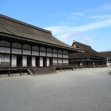 手前が「小御所」、奥が「御学問所」