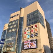 駅前。