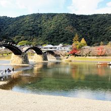 橋の下を流れる錦川も美しい