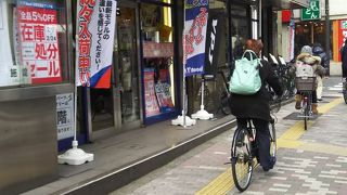 自転車乗る人はこちらへ！