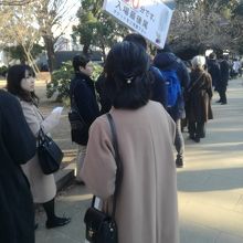 行列の最後尾。皆さん日時指定券をもっているのだが・・・