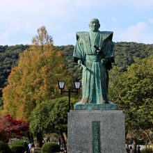 公園入口では吉川広嘉像がお出迎え 