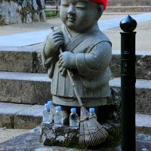 参道には可愛らしい小僧さん