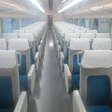 ０系新幹線車内の様子。懐かしいシートに涙が出てきました。
