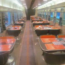 ０系新幹線車内、食堂車両内の様子。