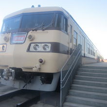 屋外展示で自由に着席・飲食できる１１６（１１７）系車両