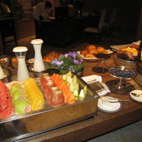 朝食時のフルーツは完熟の甘いものもありました