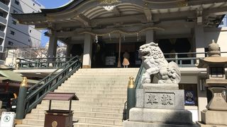 都会の中心にある神社