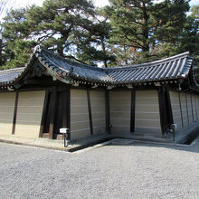 ちなみに築地塀東北角の「猿ヶ辻」も必見です