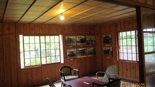 質素な木造建築