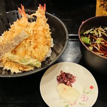 単品の天丼はお椀の代わりに蕎麦でもOK!