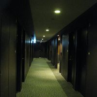 少し暗い廊下