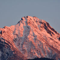 展望デッキからの朝日をあびる八ヶ岳