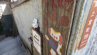 細い路地を・・・