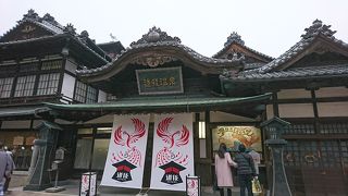 改修中でも入れる道後温泉本館