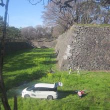 お堀の中に作業車が…(・_・;)。