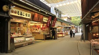 人気の飲食店が立ち並んでいますが・・・人が多すぎ！