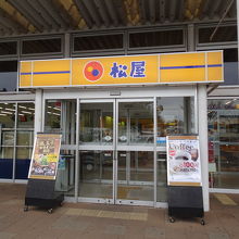 テナントに入る松屋。コーヒーが100円で飲める