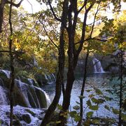 プリトヴィツエ国立公園下湖群にある滝で公園に寄付をしたオペラ歌手の名前がついた滝