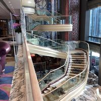 7階フロントから6階レストランへの階段