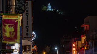 街を見守るブッダ