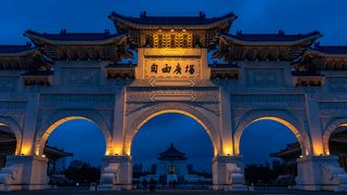 蒋介石の巨大な銅像