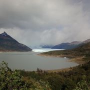 モレノ氷河とモレノ山が見えます